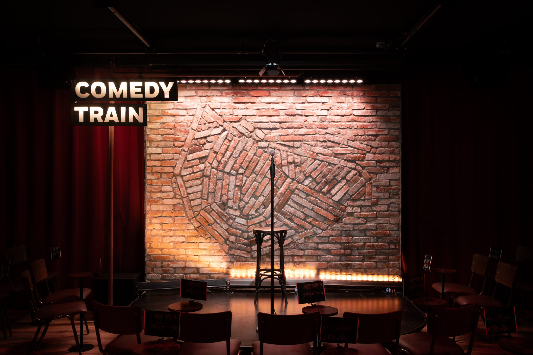 Het intieme podium met microfoon in de nieuwe Comedytrain-club